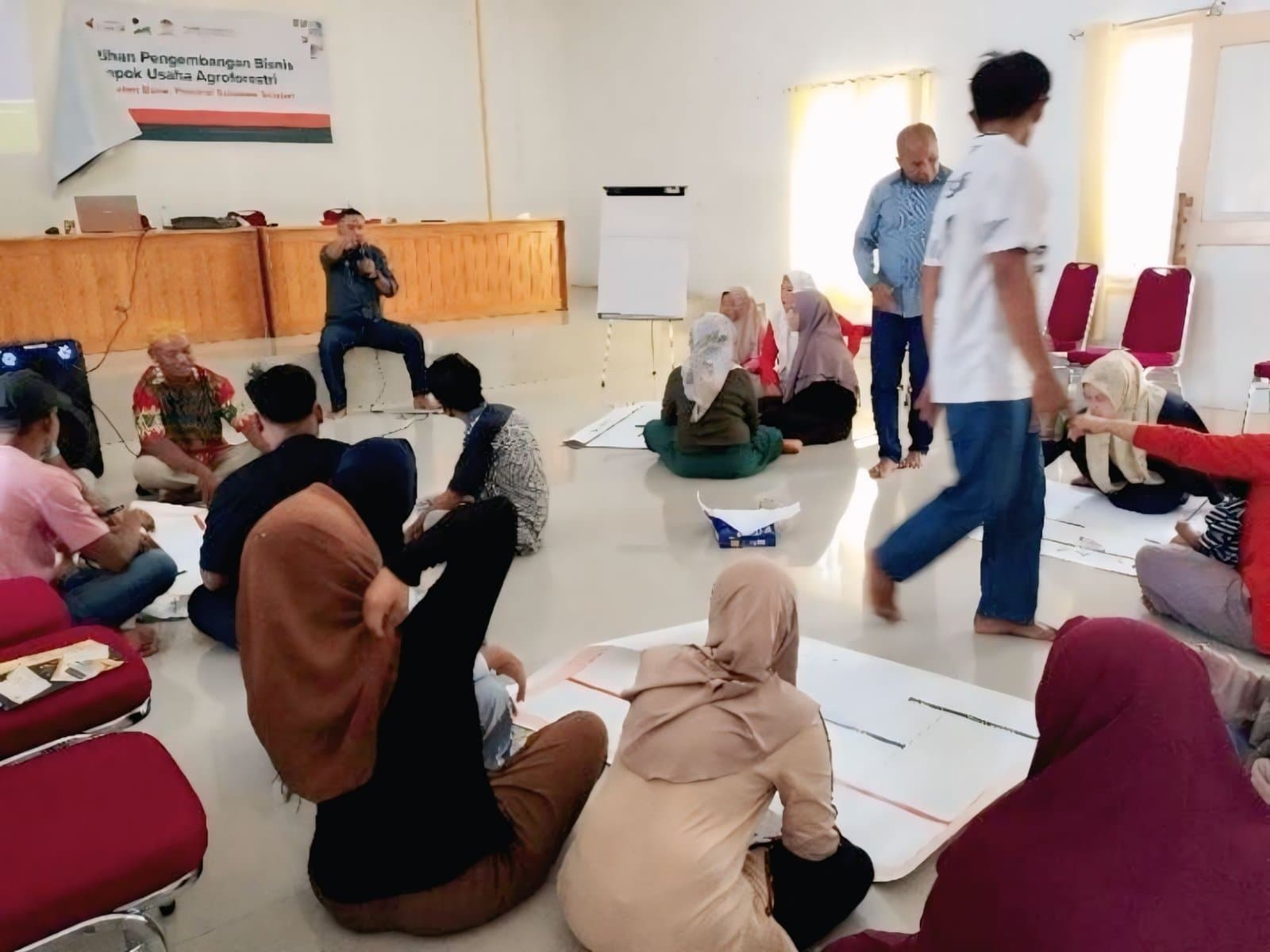 Gambar 2. Kegiatan pelatihan pengembangan bisnis yang dilaksanakan ICRAF di Desa Pakkasalo.