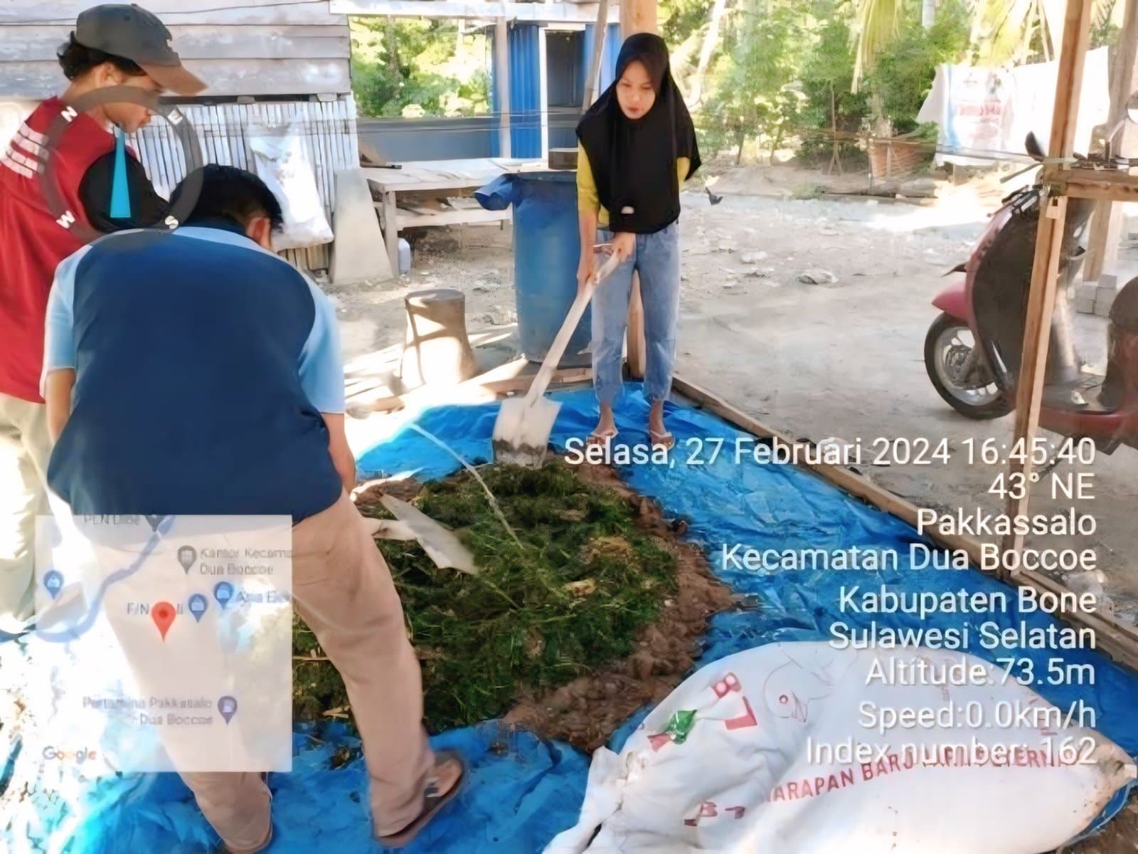 Gambar 1. Proses pembuatan pupuk kompos oleh anggota kelompok Kebun Belajar